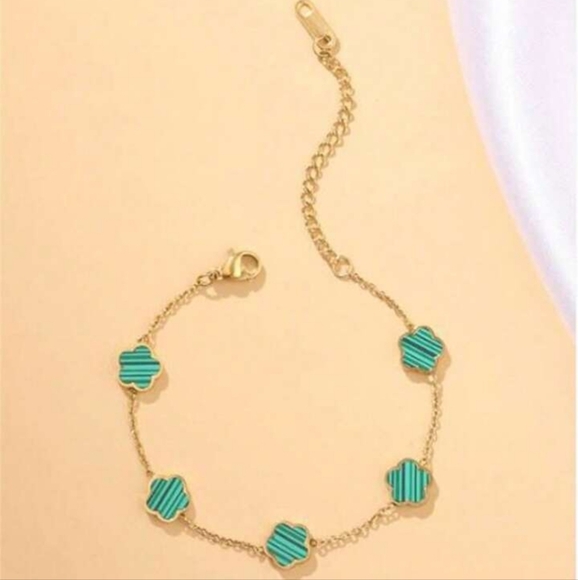 Retro Jewelry - Clover Stainless Steel Gold Plated Elegant Bracelet.